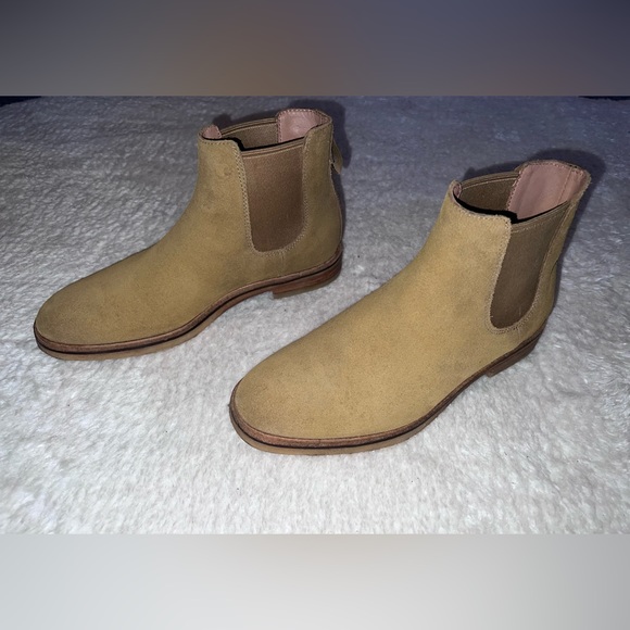 Clarks Men’s Chelsea Boots
Size 7 1/2 men’s
Side gusset and ankle loop - Picture 2 of 6